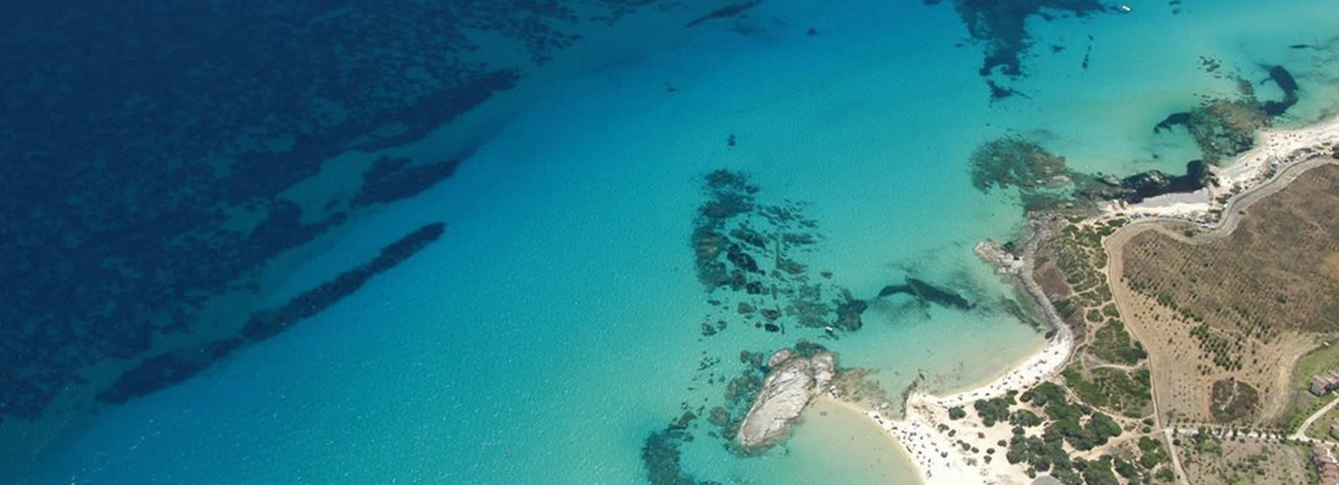 Mare di costa Rei con scoglio di Peppino